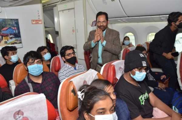 युक्रेन से स्वदेश लौटे 240 छात्र, केंद्रीय मंत्री नकवी ने किया स्वागत